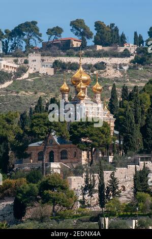 Chiesa di Maria Maddalena, Gerusalemme, Israele. Suggestiva chiesa ortodossa russa del XIX secolo con cupole dorate e murales di Sergei Ivanov. La chiesa Foto Stock