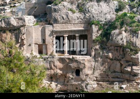 Kidron Valley Jerusalem, la Tomba di Benei Hezir (precedentemente conosciuta come la Tomba di San Giacomo), è la più antica delle quattro tombe monumentali scavate nella roccia che s Foto Stock