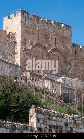 Israele, Gerusalemme, Città Vecchia, la porta d'Oro, come viene chiamata nella letteratura cristiana, è l'unica porta orientale del Monte del Tempio e una delle sole tw Foto Stock