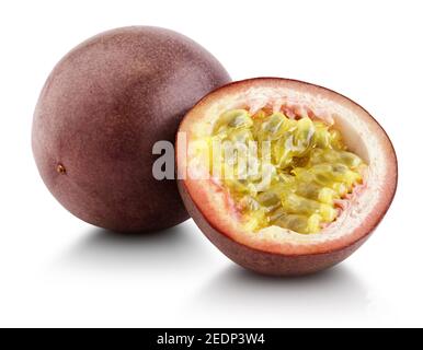 Frutto della passione con taglio a metà isolato su bianco con ritaglio percorso Foto Stock