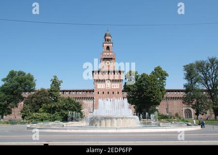 Milano, Italia, 08.29.2020 il magnifico Castello Sforzesco , Castello Sforzesco con la Fontana di Piazza Castello, Fontana di Piazza Castello Foto Stock