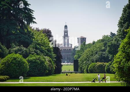 Milano, Italia, 08.29.2020 Vista panoramica del Parco Sempione, Parco Sempione con Castello Sforzesco, Castello Sforzesco sullo sfondo Foto Stock