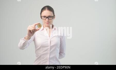 Bella donna con la riproduzione di chips isolato su bianco Foto Stock