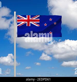 Bandiera dell'Australia contro il cielo blu nuvoloso, Australia Foto Stock