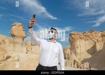 Solitario turista maschile al Monte al Qarah nella provincia orientale Dell'Arabia Saudita Foto Stock