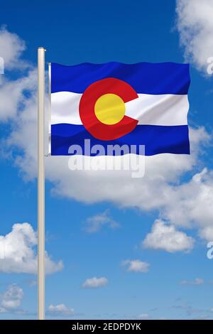 Bandiera del Colorado contro il cielo blu nuvoloso, USA, Illinois, USA, Colorado Foto Stock