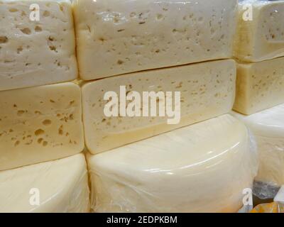 Formaggio Canastra sullo scaffale di un negozio nel mercato centrale di Belo Horizonte, Minas Gerais, Brasile. Foto Stock