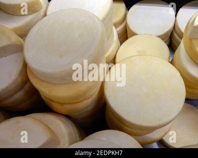 Formaggio Canastra sullo scaffale di un negozio nel mercato centrale di Belo Horizonte, Minas Gerais, Brasile. Foto Stock