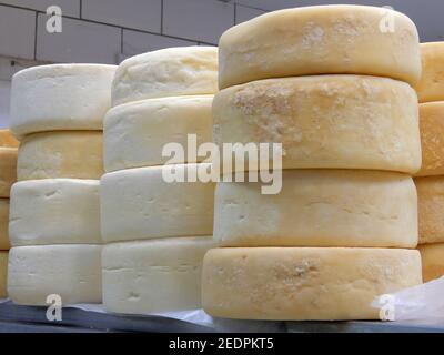 Canastra artigianale del formaggio e formaggio Minas Foto Stock