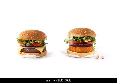 Hamburger di manzo e hamburger di ceci isolati su sfondo bianco Foto Stock