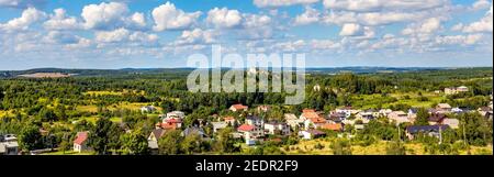 Podzamcze, Polonia - 25 agosto 2020: Panorama di Podzamcze e Gora Birow Monte antica roccaforte visto dal Castello di Ogrodzieniec nella regione della Slesia Foto Stock