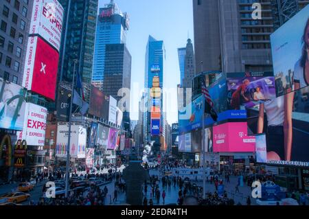 New york Times Square è un'area trafficata e leggera Foto Stock