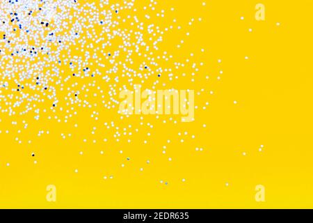 Sfondo giallo festivo con scintille blu. Il concetto della celebrazione, il giorno di San Valentino, Capodanno, compleanni, cerimonie, eventi, ecc. Foto Stock