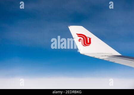 Vista aerea del logo Air China sull'ala dell'Airbus A330 delle compagnie aeree Air China, durante un volo da Pechino, Cina a Hong Kong, Mongolia. © Time-Snap Foto Stock