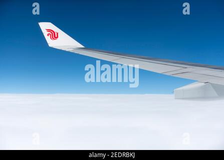 Vista aerea del logo Air China sull'ala dell'Airbus A330 delle compagnie aeree Air China, durante un volo da Pechino, Cina a Hong Kong, Mongolia. © Time-Snap Foto Stock