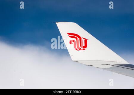 Vista aerea del logo Air China sull'ala dell'Airbus A330 delle compagnie aeree Air China, durante un volo da Pechino, Cina a Hong Kong, Mongolia. © Time-Snap Foto Stock