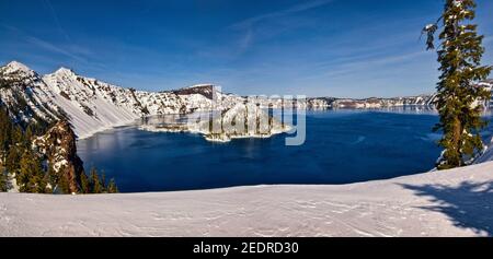 Wizard Island al Crater Lake all'interno della caldera nell'antico vulcano visto da Discovery Point in inverno, Crater Lake National Park, Oregon, USA Foto Stock