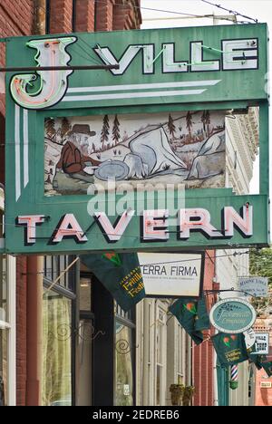 Prospettore d'oro in taverna storica segno a California Street a Jacksonville, Oregon, Stati Uniti Foto Stock