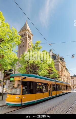 NORRKOPING, SVEZIA - 13 GIUGNO 2020: La rete tramviaria Norrkoping è un sistema di tram che costituisce una parte principale dei servizi di trasporto pubblico in N Foto Stock