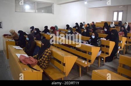 Srinagar, 15 febbraio 2021. Gli studenti si siedono in classe. Le università sono state chiuse a causa del coronavirus. Dopo 12 mesi le università si riaprono. Foto Stock