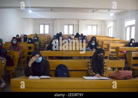 Srinagar, 15 febbraio 2021. Gli studenti si siedono in classe. Le università sono state chiuse a causa del coronavirus. Dopo 12 mesi le università si riaprono. Foto Stock