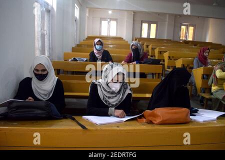 Srinagar, 15 febbraio 2021. Gli studenti si siedono in classe. Le università sono state chiuse a causa del coronavirus. Dopo 12 mesi le università si riaprono. Foto Stock