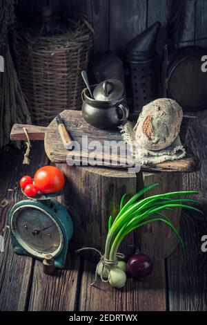 Cantina antica e in legno con conserve in vasi e verdure Foto Stock