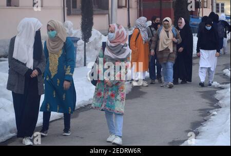 Srinagar, 15 febbraio 2021. Gli studenti entrano in classe. Le università sono state chiuse a causa del coronavirus. Dopo 12 mesi le università si riaprono. Credit: Notizie dal vivo di Mmaggioranza del mondo CIC/Alamy Foto Stock