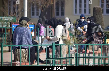 Srinagar, 15 febbraio 2021. Studenti in attesa fuori dalle aule. Le università sono state chiuse a causa del coronavirus. Dopo 12 mesi le università si riaprono. Foto Stock