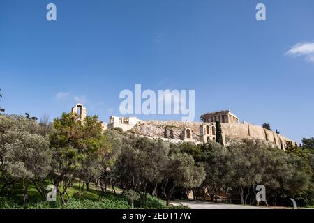 Acropoli di Atene Grecia rock e Partenone su sfondo blu cielo, giorno di sole. Vista dalla via Dionisiou areopagitou Foto Stock