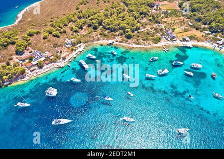 Arcipelago di Hvar vela turchese spiaggia vista aerea. Isola di Marinkovac sulle isole Paklenski Otoci. Dalmazia regione della Croazia Foto Stock