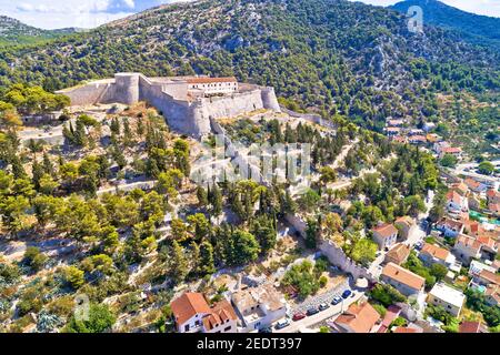 Città storica di Hvar e fortezza Fortica vista aerea, arcipelago della Dalmazia della Croazia Foto Stock