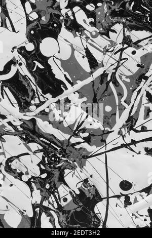 Vernici a base di olio e acqua immiscibili che non si mescolano Insieme utilizzato in un dipinto stile Jackson Pollock per presentare interazione e repulsione Foto Stock