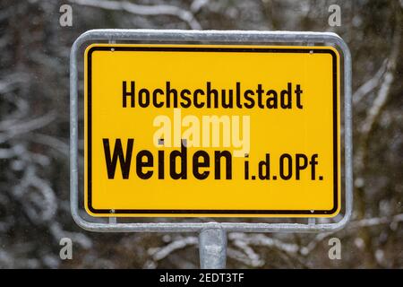 10 febbraio 2021, Bavaria, Weiden in Der Oberpfalz: "Città universitaria Weiden i. d. OPF.' è scritto su un cartello della città. Con un referendum, i residenti di Weiden possono votare su una zona commerciale prevista in una foresta nella parte occidentale della città. La foresta di 70 ettari deve essere bonificato per una zona commerciale. Foto: Armin Weigel/dpa Foto Stock