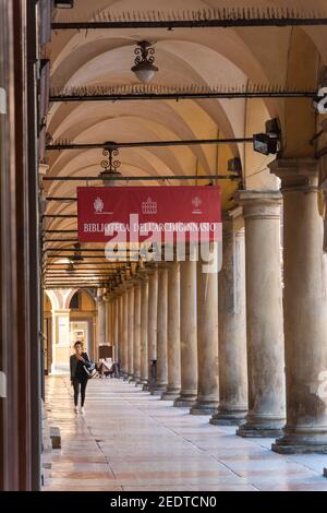 Un cartello per la biblioteca dell'archiginnasio Bologna in a portico Foto Stock