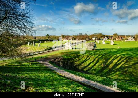 Pietre in piedi ad Avebury, cerchio di pietra dell'henge neolitico Wiltshire, Regno Unito Foto Stock