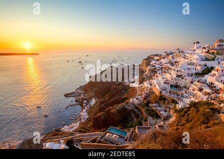 Tramonto sole vista del tradizionale villaggio greco Oia sull'isola di Santorini in Grecia. Santorini è un'iconica destinazione di viaggio in Grecia, famosa per il suo tramonto Foto Stock