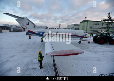 Gli appassionati del Museo dell'aviazione di Kunovice, Repubblica Ceca, trasferiscono al museo l'ex velivolo governativo Yakovlev Yak-40 sabato 13 febbraio 2021. (Foto CTK/Gluck Dalibor) Foto Stock