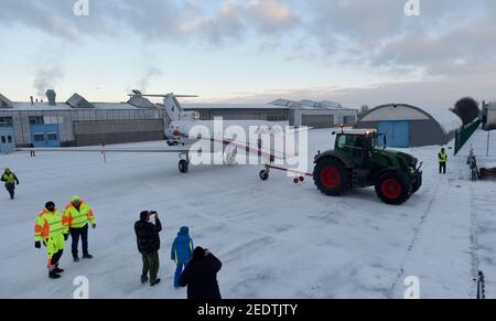 Kunovice, Repubblica Ceca. 13 Feb 2021. Gli appassionati del Museo dell'aviazione di Kunovice, Repubblica Ceca, trasferiscono al museo l'ex velivolo governativo Yakovlev Yak-40 sabato 13 febbraio 2021. Credit: Gluck/CTK Photo/Alamy Live News Foto Stock