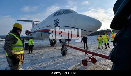 Kunovice, Repubblica Ceca. 13 Feb 2021. Gli appassionati del Museo dell'aviazione di Kunovice, Repubblica Ceca, trasferiscono al museo l'ex velivolo governativo Yakovlev Yak-40 sabato 13 febbraio 2021. Credit: Gluck/CTK Photo/Alamy Live News Foto Stock