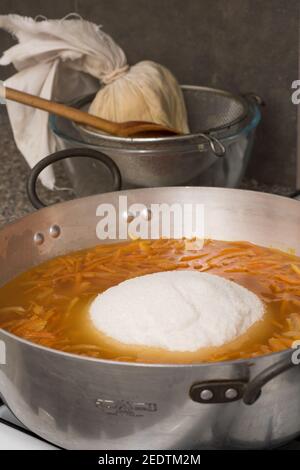 Antica ricetta Granma'Granny per cucinare marmellata d'arancia di Siviglia fatta in casa pieno di deliziosi oli essenziali che danno un sapore piccante e piccante Foto Stock