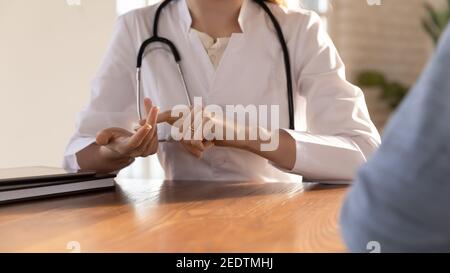 Primo piano giovane donna medico gesturing, spiegando problemi di salute. Foto Stock