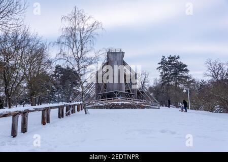 13 febbraio 2021, Sassonia-Anhalt, Schönebeck: La casa di laurea innevata di Schönebeck-SALZELMEN. Uno speciale processo di evaporazione arricchisce l'aria nelle immediate vicinanze dei lavori di graduazione di 320 metri di lunghezza e 17 metri di altezza con i minerali, in modo che possa alleviare i disturbi respiratori. SALZELMEN è la più antica stazione termale in Germania. Foto: Stephan Schulz/dpa-Zentralbild/ZB Foto Stock