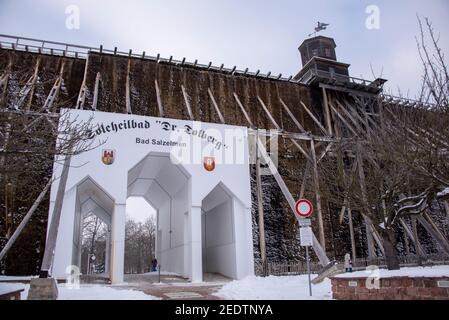 13 febbraio 2021, Sassonia-Anhalt, Schönebeck: La casa di laurea di Schönebeck-SALZELMEN in inverno. A causa di uno speciale processo di evaporazione, l'aria nelle immediate vicinanze dei lavori di graduazione lunghi 320 metri e alti 17 metri è fortemente arricchita con minerali in modo da poter alleviare i disturbi respiratori. SALZELMEN è la più antica stazione termale in Germania. Foto: Stephan Schulz/dpa-Zentralbild/ZB Foto Stock