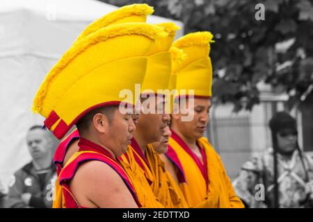 I monaci di Tashi Lhunpo del monastero di Tashi Lhunpo eseguono tradizionali danze del festival tibetano al Festival popolare di Wimborne a Wimborne, Dorset, Regno Unito, nel mese di giugno Foto Stock