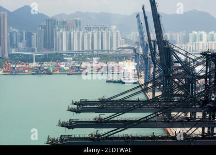 Vista aerea dei contenitori impilati presso il terminal dei container di Kwai Tsing, Kwai Chung, Lai Chi Kok immagazzinato fino al carico e trasferimento dalle navi ai camion a Hong Kong, SAR, Cina. © Time-Snap Foto Stock