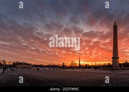 Parigi, Francia - 12 febbraio 2021: Vista grandangolare del pilastro Obelisco egiziano Luxor con geroglifici in silhouette al centro di Place de la Conc Foto Stock