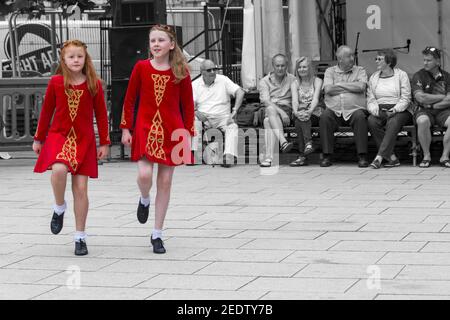 La Blackrock School of Irish Dance Danzers si esibisce a giugno al Wimborne Folk Festival di Wimborne, Dorset, Regno Unito Foto Stock