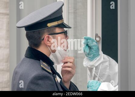 Seoul, Corea del Sud. 14 Feb 2021. Un'infermiera preleva un campione di tampone da un cadetto della Korea Military Academy durante un test COVID-19 gratuito presso una clinica di improvvisazione. Credit: SOPA Images Limited/Alamy Live News Foto Stock