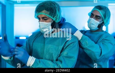 Medici preparazione per l'intervento chirurgico in ospedale durante l'epidemia di corona virus - operatori medici pronti per la lotta contro il coronavirus Foto Stock